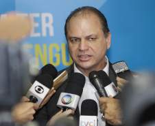 O governador Beto Richa lançou nesta terça-feira (26) a campanha de vacinação contra a dengue no Paraná e anunciou que 500 mil pessoas serão imunizadas nos 30 municípios com maior circulação viral da doença. A vacinação começa dia 13 de agosto. O Paraná é o primeiro das Américas a fazer uma campanha pública contra a dengue. O Governo do Estado investirá R$ 50 milhões na aquisição da vacina.

