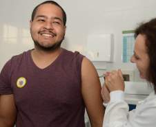 Chega ao Paraná nesta quarta-feira (3) o primeiro lote de vacinas contra a dengue, que serão utilizadas na campanha estadual de imunização a partir do dia 13 de agosto. As primeiras 250 mil doses serão distribuídas já nesta semana aos 30 municípios contemplados nesta primeira etapa da vacinação.