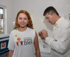 Chega ao Paraná nesta quarta-feira (3) o primeiro lote de vacinas contra a dengue, que serão utilizadas na campanha estadual de imunização a partir do dia 13 de agosto. As primeiras 250 mil doses serão distribuídas já nesta semana aos 30 municípios contemplados nesta primeira etapa da vacinação.