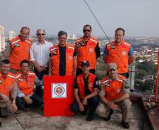 3ª CORPDEC auxilia voluntários Radioamadores cadastrados na instalação de repetidora em
Londrina.
