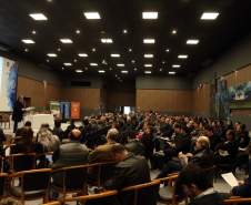 Empreendedores, agências reguladoras, órgãos do Governo do Estado e profissionais da área de engenharia se reuniram nesta terça-feira (23), em Curitiba, para o seminário “Plano de Ação de Emergência de Barragens – Interrelações entre órgãos do Governo e Empreendedores”. A proposta foi debater as ações de prevenção e ação em casos de acidentes em barragens, para evitar tragédias como a que aconteceu em Mariana, Minas Gerais, em novembro do ano passado. 