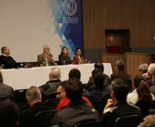 Empreendedores, agências reguladoras, órgãos do Governo do Estado e profissionais da área de engenharia se reuniram nesta terça-feira (23), em Curitiba, para o seminário “Plano de Ação de Emergência de Barragens – Interrelações entre órgãos do Governo e Empreendedores”. A proposta foi debater as ações de prevenção e ação em casos de acidentes em barragens, para evitar tragédias como a que aconteceu em Mariana, Minas Gerais, em novembro do ano passado. 