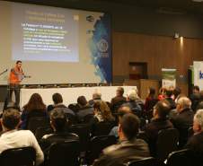 Empreendedores, agências reguladoras, órgãos do Governo do Estado e profissionais da área de engenharia se reuniram nesta terça-feira (23), em Curitiba, para o seminário “Plano de Ação de Emergência de Barragens – Interrelações entre órgãos do Governo e Empreendedores”. A proposta foi debater as ações de prevenção e ação em casos de acidentes em barragens, para evitar tragédias como a que aconteceu em Mariana, Minas Gerais, em novembro do ano passado. 