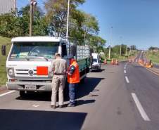 3ª Coordenadoria Regional de Proteção e Defesa Civil (CORPDEC) acompanhou a Fiscalização de Produtos Perigosos, na Rodovia BR 153 - Km 40 (Posto da Polícia Rodoviária Federal), coordenada pelo Corpo de Bombeiros de Santo Antônio da Platina-PR.