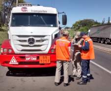 3ª Coordenadoria Regional de Proteção e Defesa Civil (CORPDEC) acompanhou a Fiscalização de Produtos Perigosos, na Rodovia BR 153 - Km 40 (Posto da Polícia Rodoviária Federal), coordenada pelo Corpo de Bombeiros de Santo Antônio da Platina-PR.