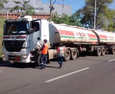 3ª Coordenadoria Regional de Proteção e Defesa Civil (CORPDEC) acompanhou a Fiscalização de Produtos Perigosos, na Rodovia BR 153 - Km 40 (Posto da Polícia Rodoviária Federal), coordenada pelo Corpo de Bombeiros de Santo Antônio da Platina-PR.