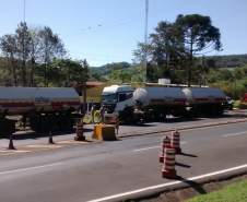 3ª Coordenadoria Regional de Proteção e Defesa Civil (CORPDEC) acompanhou a Fiscalização de Produtos Perigosos, na Rodovia BR 153 - Km 40 (Posto da Polícia Rodoviária Federal), coordenada pelo Corpo de Bombeiros de Santo Antônio da Platina-PR.