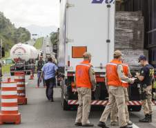 Os estados do Paraná, Santa Catarina, Rio Grande do Sul, Mato Grosso do Sul e São Paulo promoveram nesta quinta-feira (10), de forma simultânea, uma operação de abordagem e fiscalização dos veículos que transportam produtos perigosos