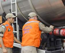 Os estados do Paraná, Santa Catarina, Rio Grande do Sul, Mato Grosso do Sul e São Paulo promoveram nesta quinta-feira (10), de forma simultânea, uma operação de abordagem e fiscalização dos veículos que transportam produtos perigosos