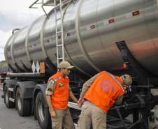Os estados do Paraná, Santa Catarina, Rio Grande do Sul, Mato Grosso do Sul e São Paulo promoveram nesta quinta-feira (10), de forma simultânea, uma operação de abordagem e fiscalização dos veículos que transportam produtos perigosos