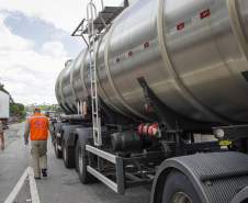 Os estados do Paraná, Santa Catarina, Rio Grande do Sul, Mato Grosso do Sul e São Paulo promoveram nesta quinta-feira (10), de forma simultânea, uma operação de abordagem e fiscalização dos veículos que transportam produtos perigosos
