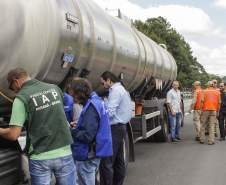 Os estados do Paraná, Santa Catarina, Rio Grande do Sul, Mato Grosso do Sul e São Paulo promoveram nesta quinta-feira (10), de forma simultânea, uma operação de abordagem e fiscalização dos veículos que transportam produtos perigosos