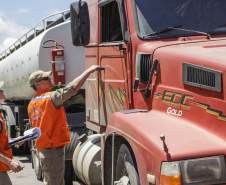 Os estados do Paraná, Santa Catarina, Rio Grande do Sul, Mato Grosso do Sul e São Paulo promoveram nesta quinta-feira (10), de forma simultânea, uma operação de abordagem e fiscalização dos veículos que transportam produtos perigosos