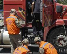 Os estados do Paraná, Santa Catarina, Rio Grande do Sul, Mato Grosso do Sul e São Paulo promoveram nesta quinta-feira (10), de forma simultânea, uma operação de abordagem e fiscalização dos veículos que transportam produtos perigosos