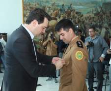 O governador Carlos Massa Ratinho Junior entregou nesta segunda-feira (1º) medalhas de mérito às equipes do Corpo de Bombeiros, Polícia Militar, Polícia Científica e Defesa Civil que ajudaram nas operações de busca e salvamento em Brumadinho, Minas Gerais. - Curitiba, 01-04-19.  -  Foto: Rodrigo Félix Leal/ANPr