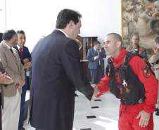 O governador Carlos Massa Ratinho Junior homenageou, nesta segunda-feira (1/4) bombeiros do Estado e profissionais de outras áreas enviados pelo Paraná para apoio aos trabalhos em Brumadinho (MG), após o rompimento da barragem da Mina do Feijão. Curitiba, 01-04-19.Foto: Arnaldo Alves / ANPr.
