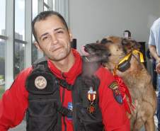 O governador Carlos Massa Ratinho Junior homenageou, nesta segunda-feira (1/4) bombeiros do Estado e profissionais de outras áreas enviados pelo Paraná para apoio aos trabalhos em Brumadinho (MG), após o rompimento da barragem da Mina do Feijão. Curitiba, 01-04-19.Foto: Arnaldo Alves / ANPr.