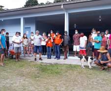 entrega de cestas básicas na Ilha do Mel