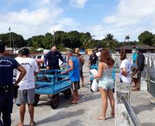 entrega de cestas básicas na Ilha do Mel