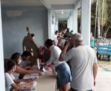 entrega de cestas básicas na Ilha do Mel