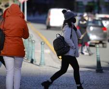 Pessoas caminhando na rua