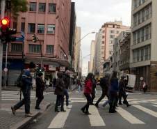 Pessoas caminhando na rua