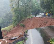 Rodovia afetada pelas chuvas