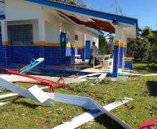 Defesa Civil distribui telhas para ajudar atingidos pelos ventos em Guaratuba e Morretes