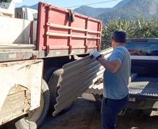 Defesa Civil distribui telhas para ajudar atingidos pelos ventos em Guaratuba e Morretes