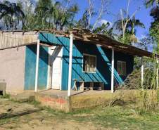 Defesa Civil distribui telhas para ajudar atingidos pelos ventos em Guaratuba e Morretes