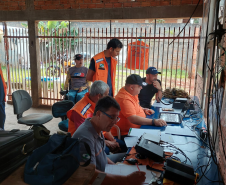 Radioamadores voluntários treinam protocolos em simulado de comunicação