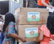 Campanha Paraná Piá distribui brinquedos a crianças dos 399 municípios do Estado