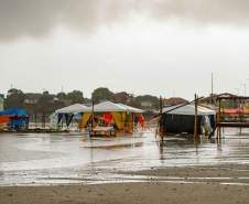 praia alagada com barracas