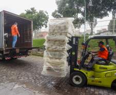 Defesa Civil do Paraná manda caminhão com 150 colchões e cestas básicas para Guaratuba