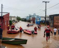 Paraná enviará alimentos, 144 mil copos de água da Sanepar e colchões ao Rio Grande do Sul