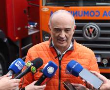 Governador Ratinho Junior entrega 10 novos caminhões para combate a incêndios