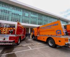 Governador Ratinho Junior entrega 10 novos caminhões para combate a incêndios