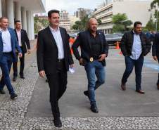 Governador Ratinho Junior entrega 10 novos caminhões para combate a incêndios