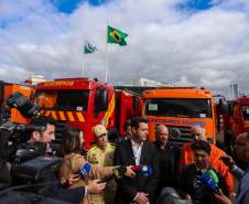 Governador Ratinho Junior entrega 10 novos caminhões para combate a incêndios