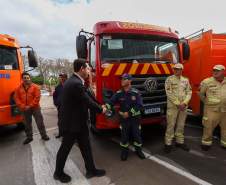 Governador Ratinho Junior entrega 10 novos caminhões para combate a incêndios