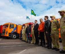 Governador Ratinho Junior entrega 10 novos caminhões para combate a incêndios