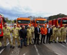 Governador Ratinho Junior entrega 10 novos caminhões para combate a incêndios