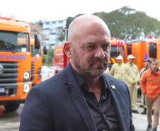 Governador Ratinho Junior entrega 10 novos caminhões para combate a incêndios