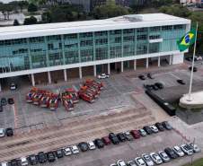 Governador Ratinho Junior entrega 10 novos caminhões para combate a incêndios
