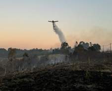 Aviões contratados pelo Estado reforçam combates a dois incêndios em Ponta Grossa