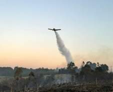 Aviões contratados pelo Estado reforçam combates a dois incêndios em Ponta Grossa