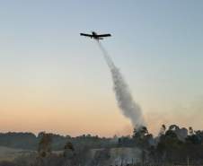 Aviões contratados pelo Estado reforçam combates a dois incêndios em Ponta Grossa