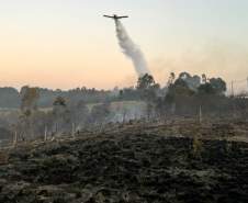 Aviões contratados pelo Estado reforçam combates a dois incêndios em Ponta Grossa