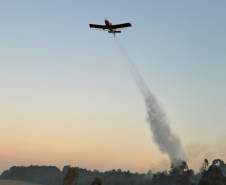 Aviões contratados pelo Estado reforçam combates a dois incêndios em Ponta Grossa