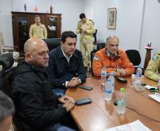 Governo manda dezenas de bombeiros e equipes da saúde para auxiliar Rio Bonito do Iguaçu